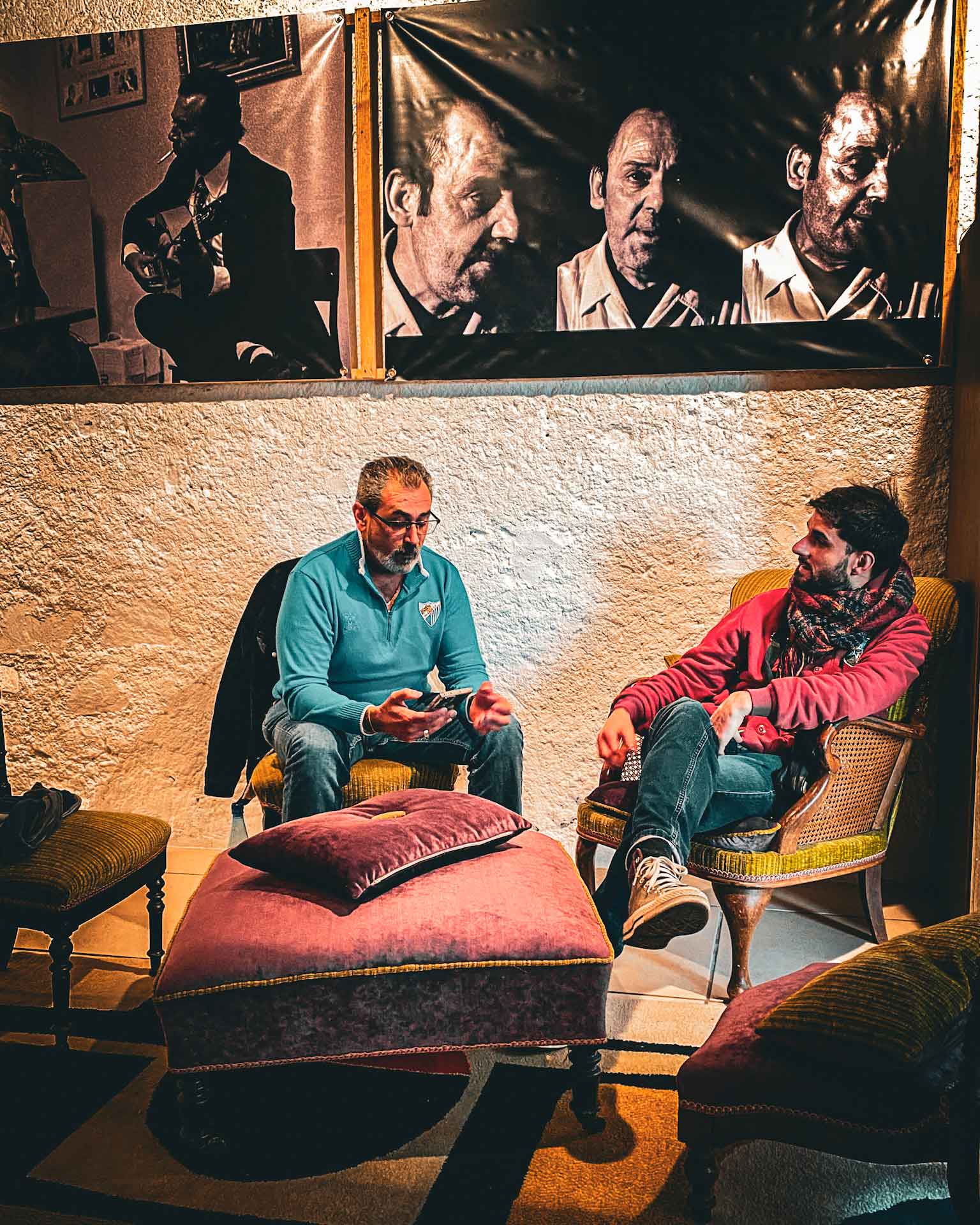 Le guitariste Csaba Ökrös et le chanteur Pascual Ruiz à la S.A.F.O. avec des photos du peintre Fausto Olivares.
