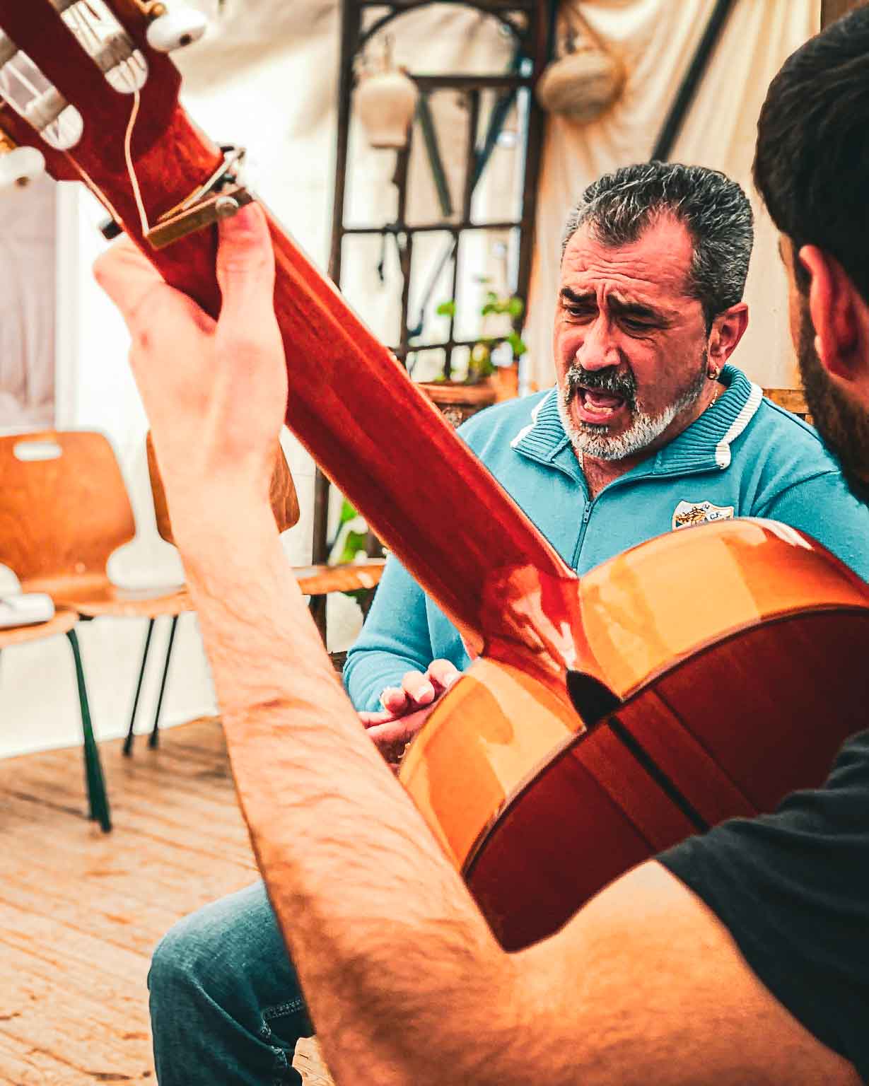 Le chanteur Pascual Ruiz chante pour Buleria