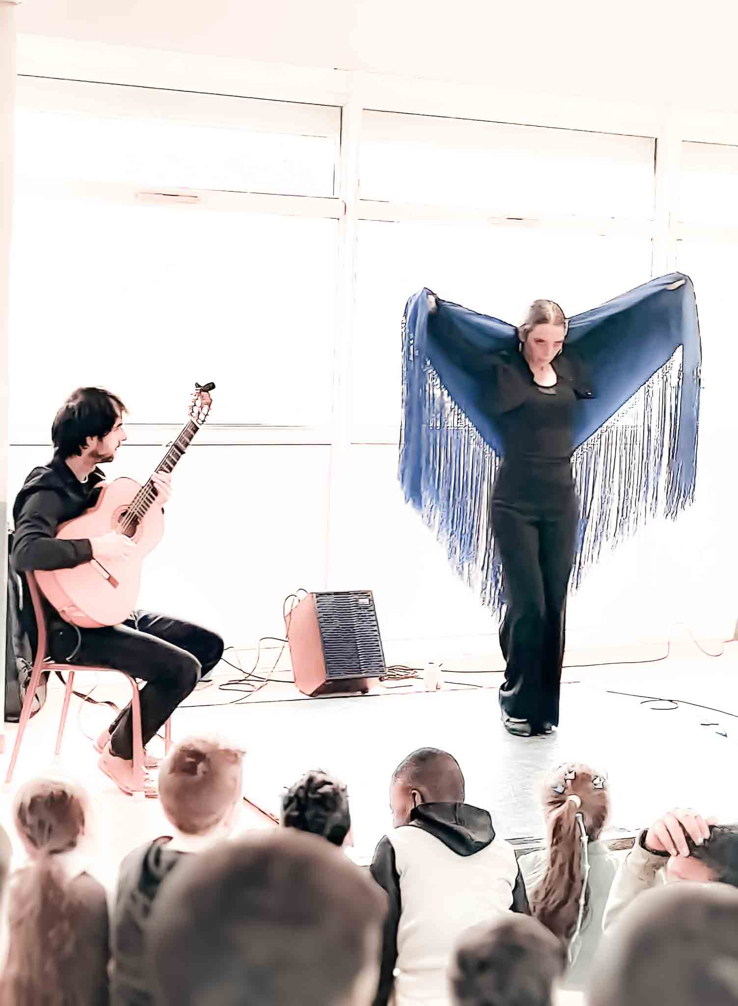De janvier à Mai 2025, les classes de CE1, CE2 et CM1 de l'école Fleming à Jarville ont bénéficié d'une démonstration flamenco et d'ateliers de danse flamenco, de chant et de rythme, dispensés par Assuntina Gessa de la compagnie Minera.